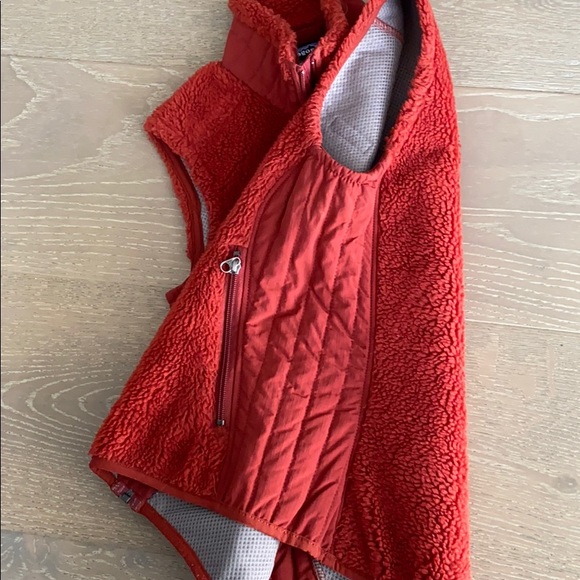 Patagonia deep red Sherpa Vest - Picture 4 of 8